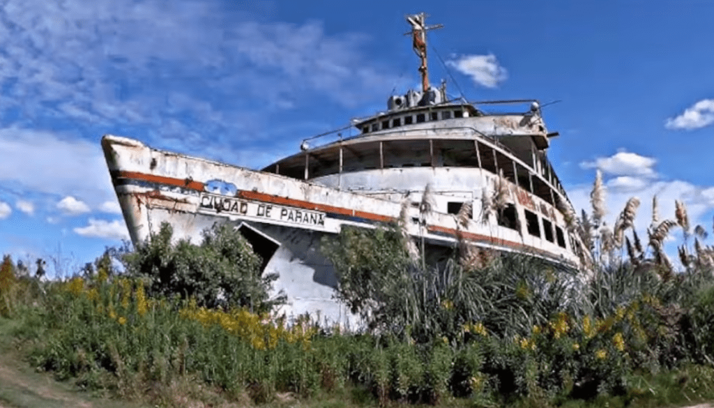 Un gigante en ruinas: qué pasó con el crucero argentino que terminó como hotel&nbsp;flotante