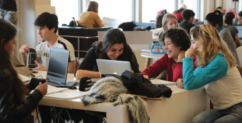 Cómo ahorrar en la compra de útiles: la tendencia de los combos escolares 